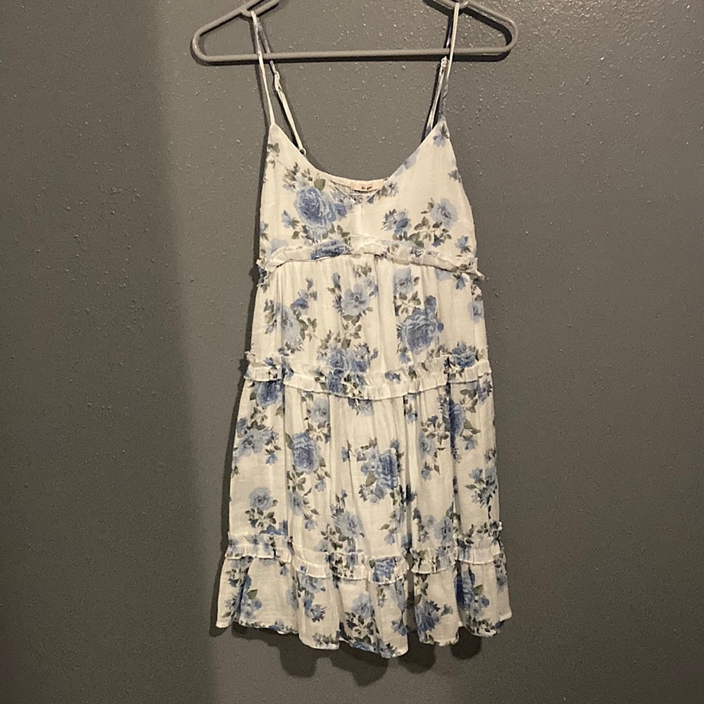 Brand: Mi Ami Size: M Colors: white and blue flowers